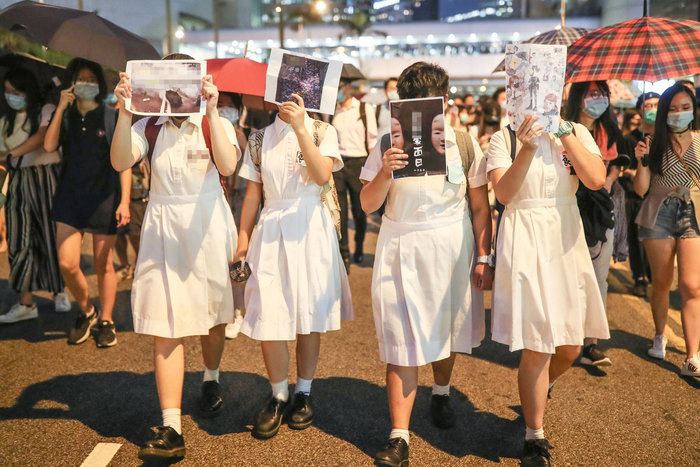  走上街头的学生们