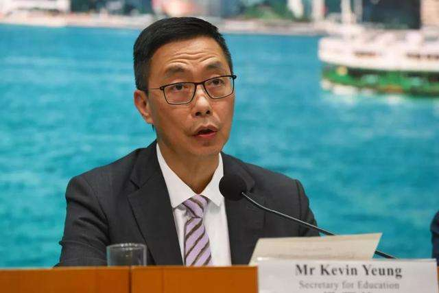  杨润雄会见记者