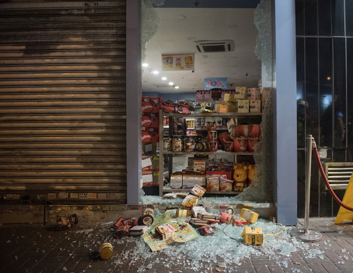  街头遭到破坏的店铺