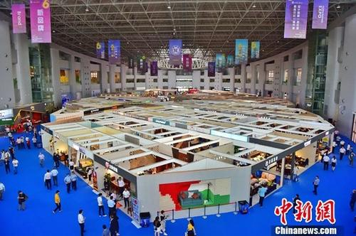 　　资料图：2019年5月28日，中国（赣州）第六届家具产业博览会在“中国实木家居之都”江西南康开幕。 　　中新社记者 姜涛 摄