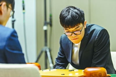 　　今年1月17日，柯洁在贵州安顺市进行的第四届“百灵杯”世界围棋锦标赛职业组决赛三番棋第二局比赛中，战胜韩国选手申真谞，夺得冠军。新华社供图