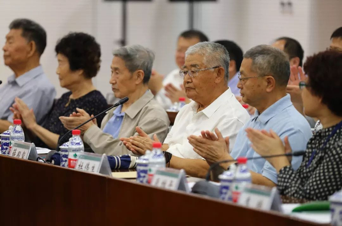 △薛殿玺（右三）、朱颜莊（右四）、李仁年（左二）等老专家参加座谈会