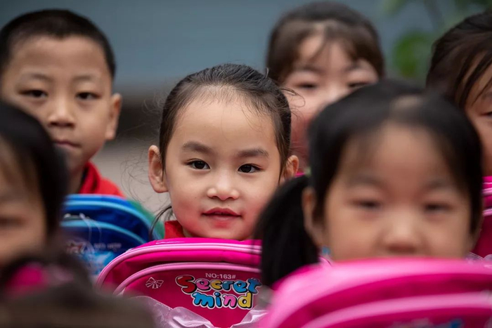 李岱霖和她的同学&nbsp; 巴中市通江县陈河乡陈家坝村小学