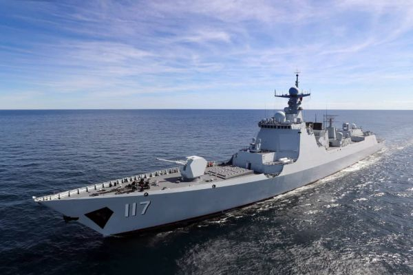 伊朗海军官网发布的图片显示，中国导弹驱逐舰西宁舰12月27日抵达伊朗南部的恰巴哈尔港，准备参加中俄伊海上联合演习。（欧洲新闻图片社）