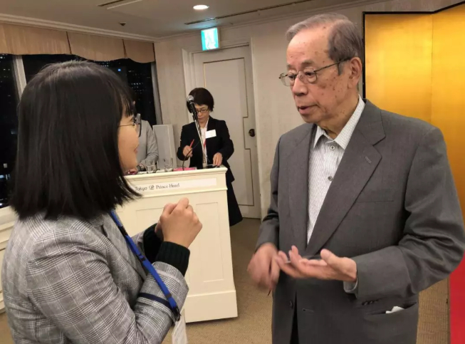 日本前首相福田康夫与深圳卫视&amp；直新闻记者交谈