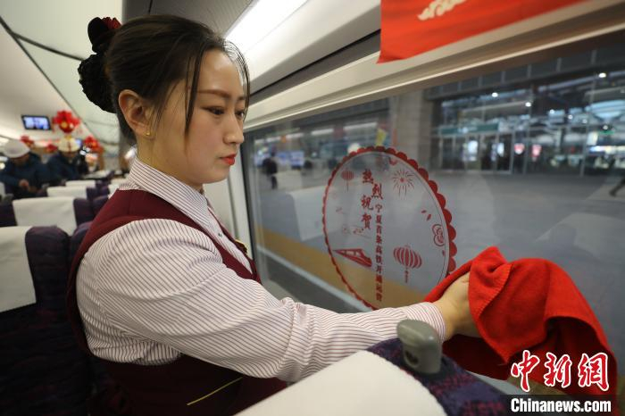 动车保洁人员正在打扫车厢。　杨迪 摄