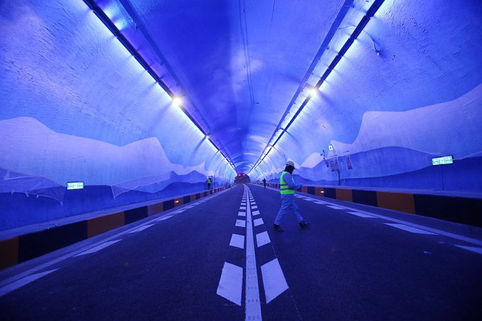 延崇高速北京段西羊坊隧道内唤醒灯带，对应秋冬主题，以蓝灰色为主色调。