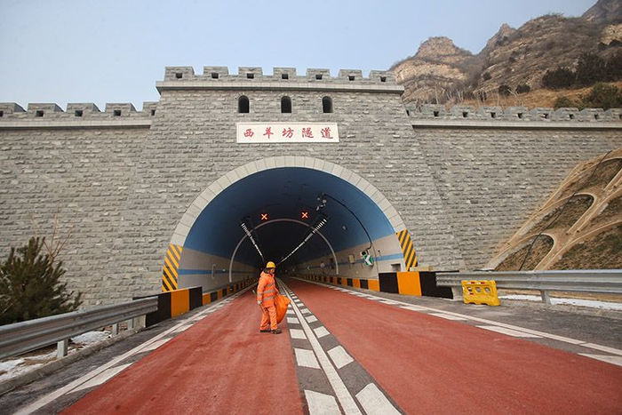 延崇高速北京段西羊坊隧道内铺设了橡胶沥青，具备耐用、抗疲劳、降低噪声的效果。