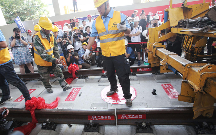  今年6月12日，京张高铁清华园隧道最后一组500米钢轨精准落位。摄影/新京报记者 王贵彬