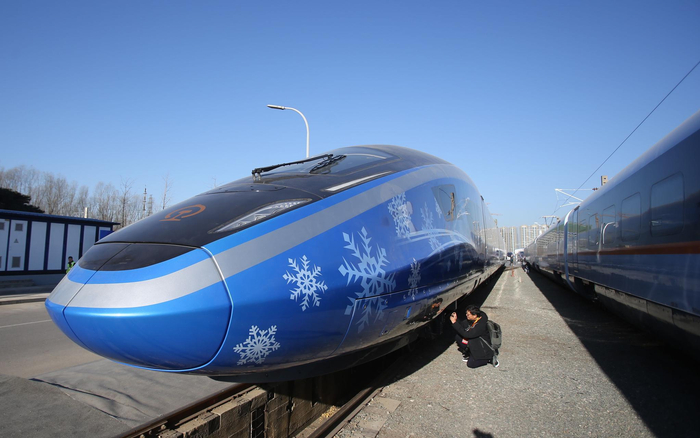  2018年12月24日，智能京张高铁“瑞雪迎春”复兴号列车车头。摄影/新京报记者 王贵彬