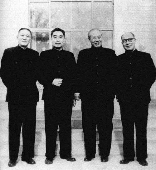 周恩来总理与傅作义、张治中、屈武合影（1961年）