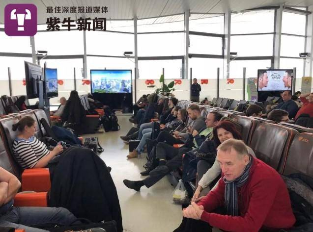  滞留在盐城南洋机场的乐团成员