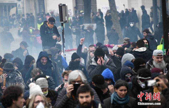 　　当地时间12月17日，数以万计法国民众在巴黎游行抗议政府退休制度改革方案，期间有极端示威者与巴黎警方发生冲突，警方使用催泪瓦斯驱散游行抗议人群。