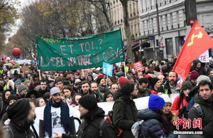 当地时间12月12日，数以千计法国民众在巴黎游行示威，反对政府退休制度改革方案。中新社记者 李洋 摄