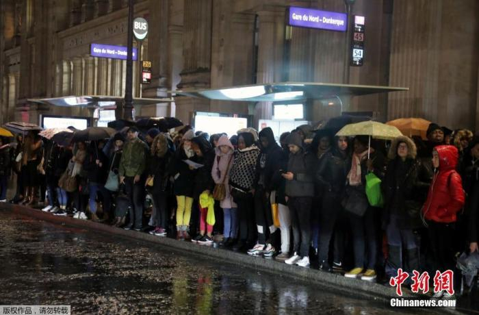当地时间12月16日，法国大罢工已进入第12天，巴黎大区的道路拥堵长达600多公里。