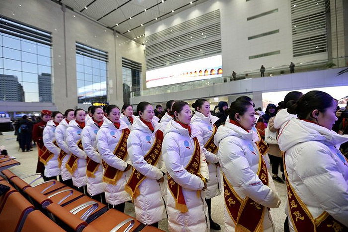  京张高铁北京客运段乘务员准备就绪。
