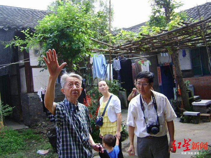 ▲流沙河先生与最小的弟弟余勋禾一家重访余家老院子&nbsp; （资料图 彭雄 摄）