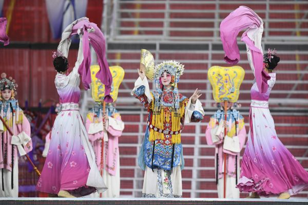 5月15日晚，亚洲文化嘉年华在北京“鸟巢”举行。图为大型京剧表演《盛世梨园》。（鞠焕宗 摄）