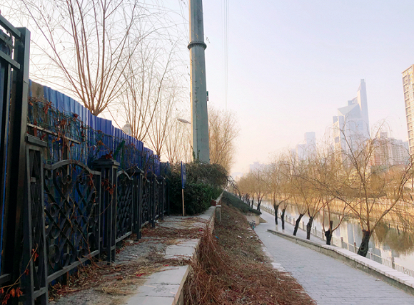 通惠小镇的沿河一侧路面完全被栏杆拦住，路人无法通行。