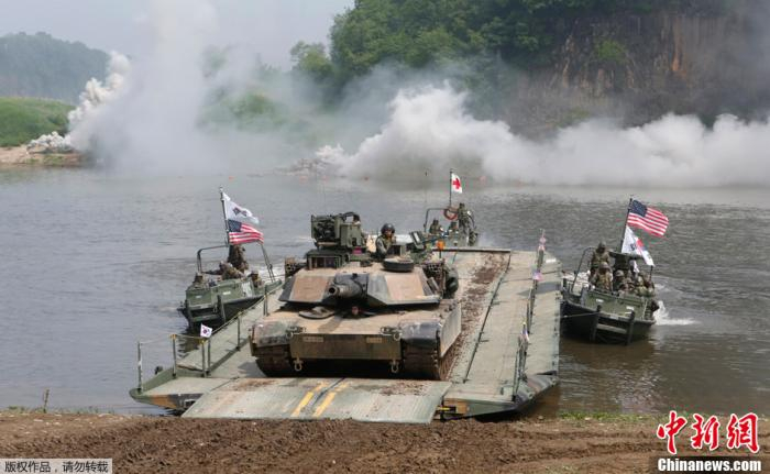  当地时间2013年5月30日，韩国京畿道涟川郡，韩美联合司令部进行了渡河演习。