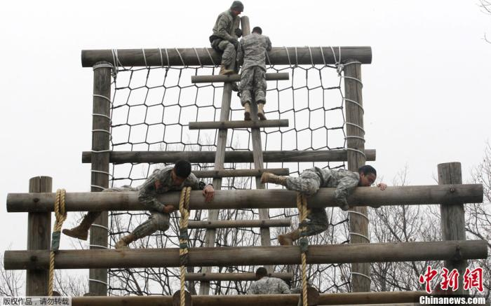  资料图：韩国东豆川美国陆军基地内，美军士兵进行军事技能训练。
