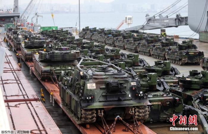  当地时间2014年2月7日，驻韩美军在釜山港第8码头进行第一装甲师团所用装备的运输工作。