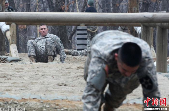  资料图：韩国东豆川美国陆军基地内，大约250名美军士兵进行军事技能训练。