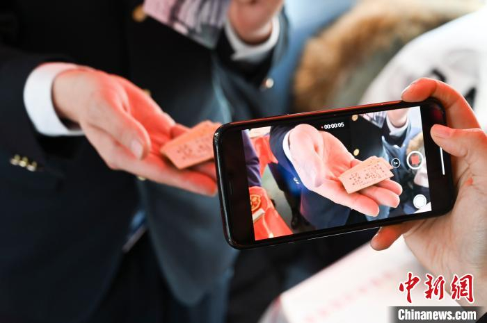 图为乘务员在展示老车票。　张娅子 摄