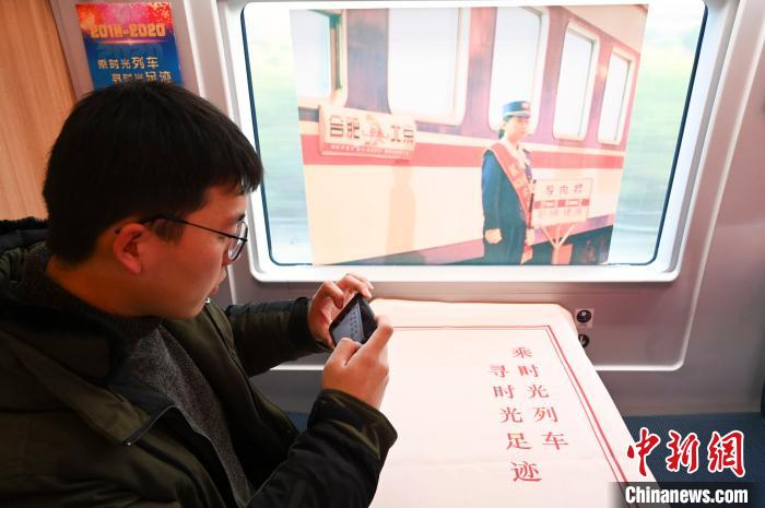 图为旅客在拍摄“时光车厢”留念。　张娅子 摄