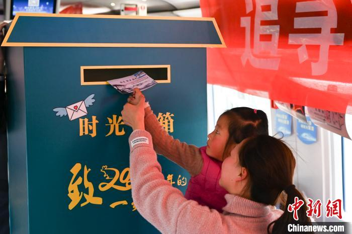 图为旅客在向“时光邮箱”投递信件。　张娅子 摄