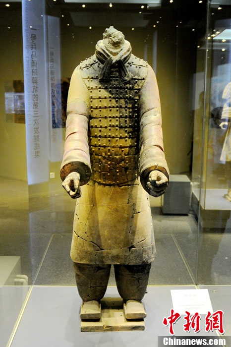  资料图：秦兵马俑一号陪葬坑出土的“御手俑”首次对外展出。中新社发 张远 摄