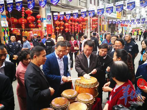 这两天，东莞石龙这条90年历史的骑楼街火了！