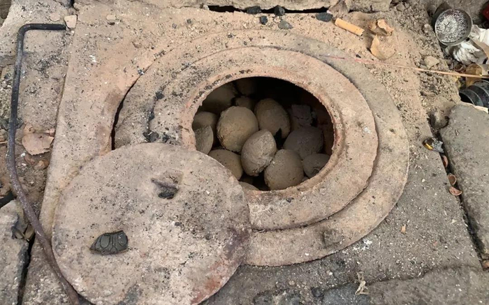 ▲死者事发前烧的煤。图片来自新京报网