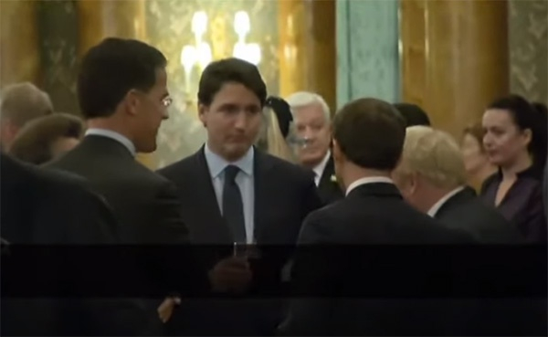 加拿大总理特鲁多等人在白金汉宫的招待会上聊天。 视频截图