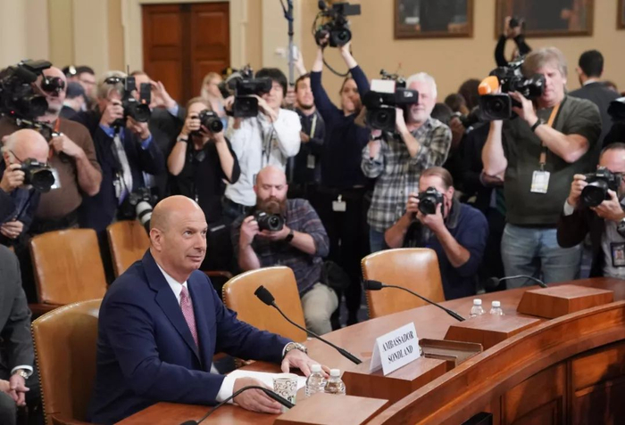 　　11月20日，在美国华盛顿，美国驻欧盟大使戈登·桑德兰（左）准备就针对总统特朗普的弹劾调查公开提供证词。新华社记者刘杰摄