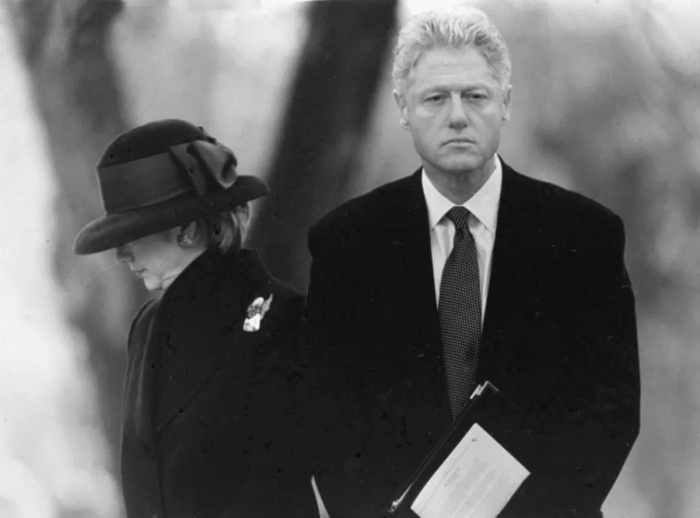 这是1998年12月21日，克林顿（右）与夫人希拉里在弹劾条款通过的第三天首次公开露面。新华社发