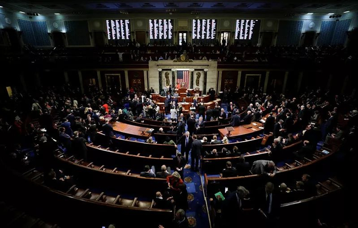 10月31日，在美国华盛顿，议员就针对总统特朗普的弹劾调查程序的决议案进行投票。新华社/路透