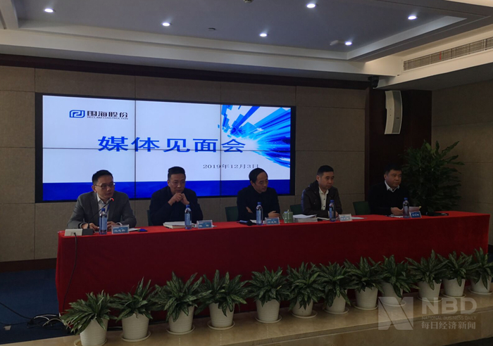 ST围海媒体见面会现场，董事长仲成荣为居中者。图片来源：每经记者&nbsp;沈溦 摄