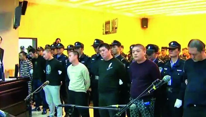 　　2018年10月19日，江苏省常熟法院对组织、领导黑社会性质组织的头目龚品文数罪并罚判处有期徒刑二十年等刑罚，对领导黑社会性质组织的刘海涛数罪并罚判处有期徒刑十八年等刑罚。（视频截图）