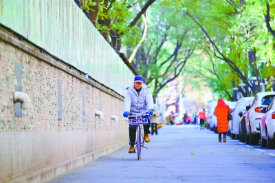  整治提升后的宣武门前西街停车有序、环境整洁。本报记者&nbsp;方非摄&nbsp;&nbsp;