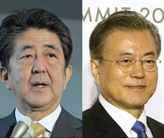 安倍与文在寅。（图源：共同社）