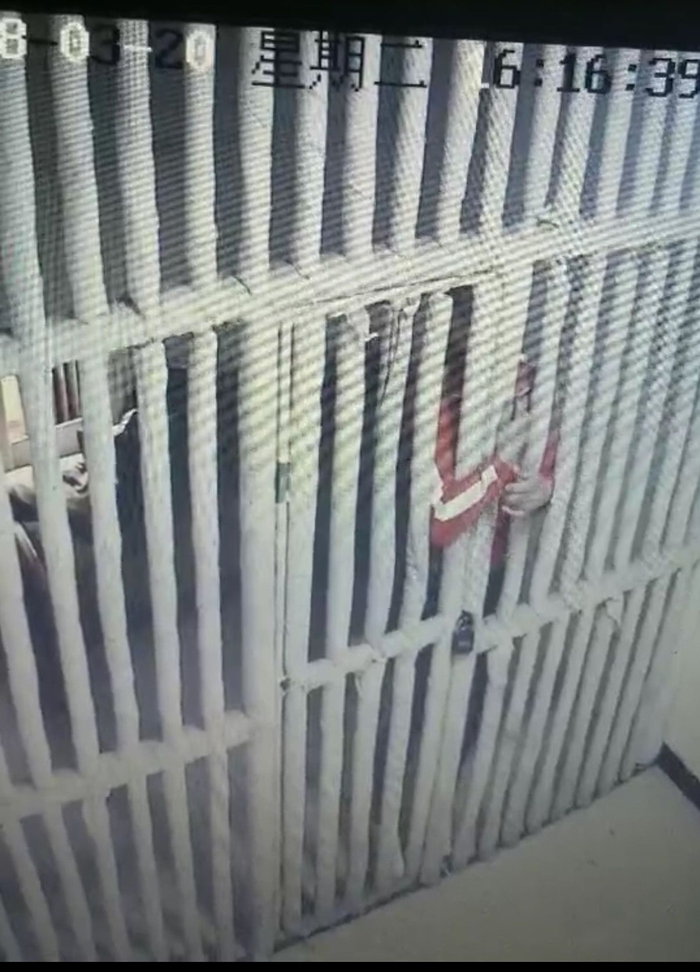 监控显示，付某解开布条，于2018年3月20日16时16分自缢。&nbsp;视频截图