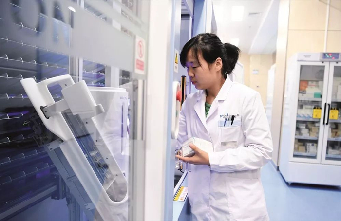  安徽省立医院南区工作人员在给自动药品存储分发系统补充药品。2017年12月23日，中国科学技术大学生命科学与医学部正式成立，安徽省立医院成为中国科学技术大学附属第一医院。图/新华