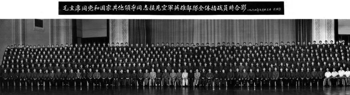  △1964年7月23日，吴洪甫（第三排右一）所在“英雄营”受到毛泽东、周恩来、朱德等老一辈国家领导人接见并合影。整建制接见一个营级单位，这在我军历史上是比较少见的。