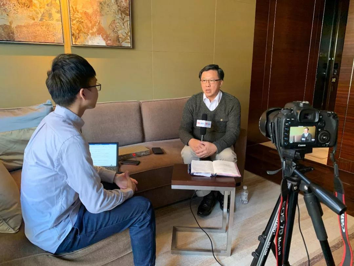 何君尧在接受采访