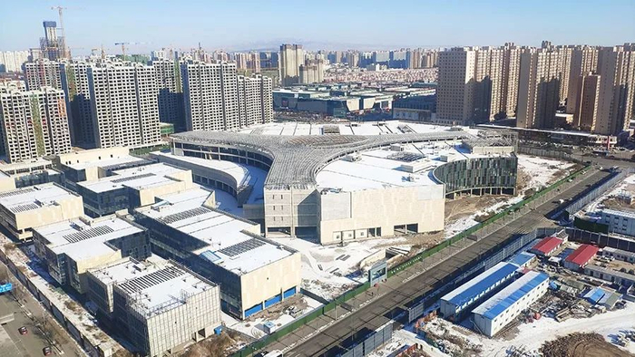  从远处俯视亿丰世贸中心，这片破败的烂尾楼与周遭景象形成了鲜明对比，如同巨大的疤痕横亘在大同城南商业区的核心位置。