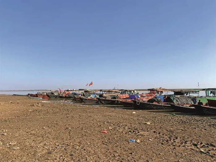 2019年11月中旬，江西省都昌县鄱阳湖边，捕鱼的人减少，仍有一些渔民在捕虾。摄影/本刊记者 杨智杰