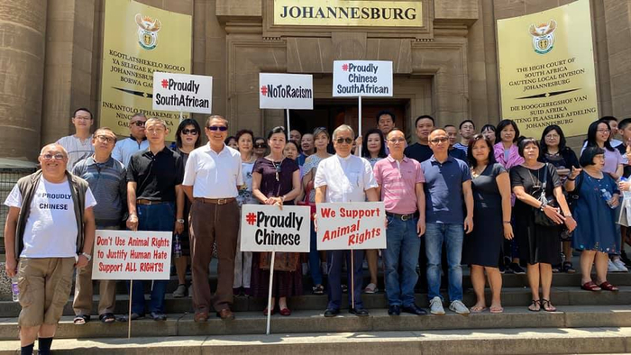  12月6日，当地华人聚集在法院门口，为判决声援 图自脸书