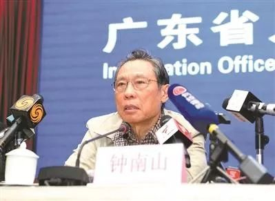 钟南山院士在发布会上答记者问。广州日报全媒体记者乔军伟 摄