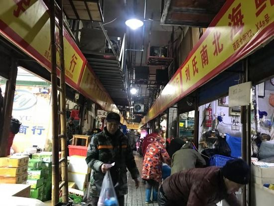 2019年12月31日，武汉华南海鲜市场。本刊记者/彭丹妮 摄